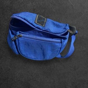 Mondo dark blue with black accents. Fanny pack